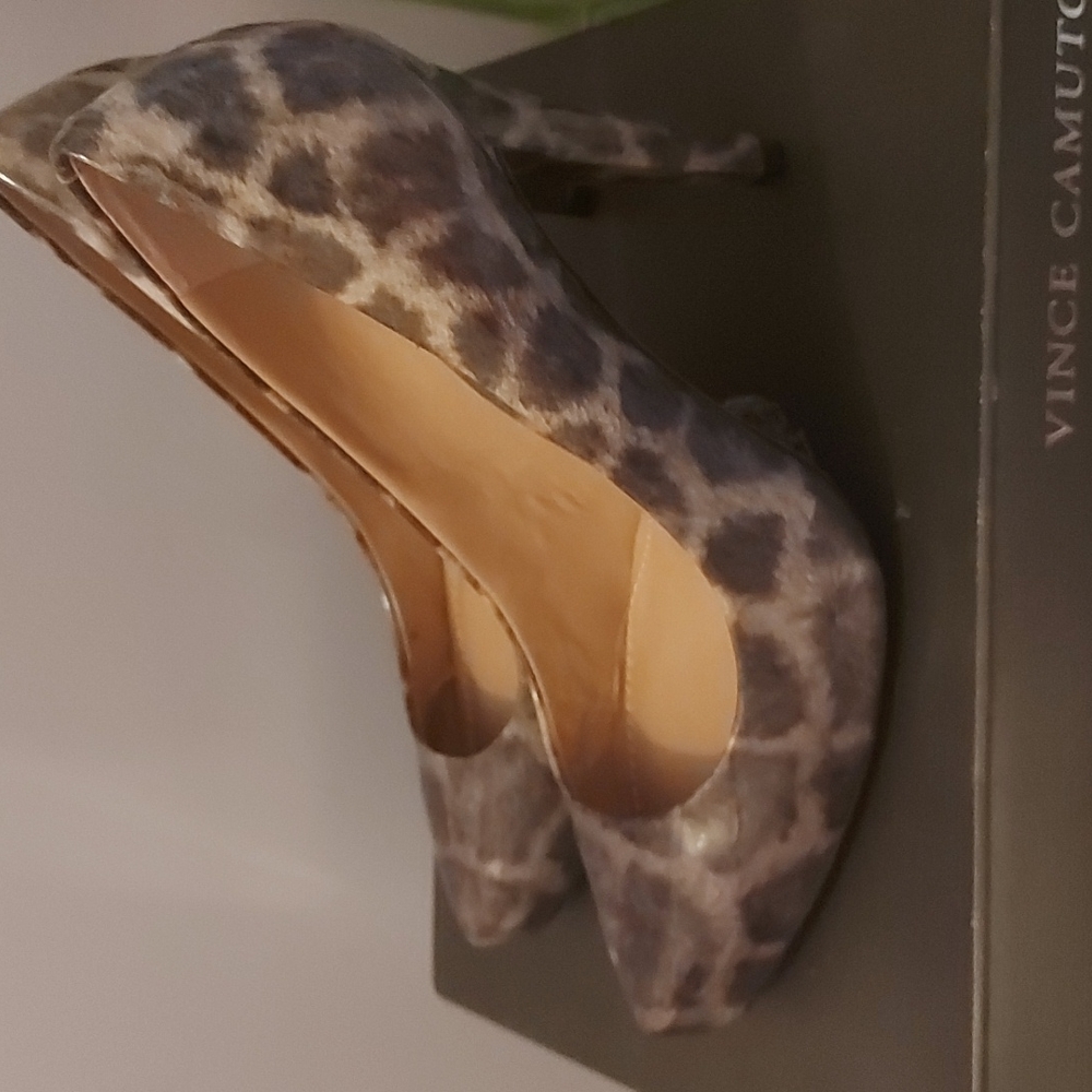 Vince camuto leopard print patent grey and cream 7.5